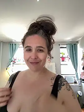 Snapshot of sylviahhh chatting on 05/22/26, 03:06 sylviahhh online show from 05/22/26, 03:06