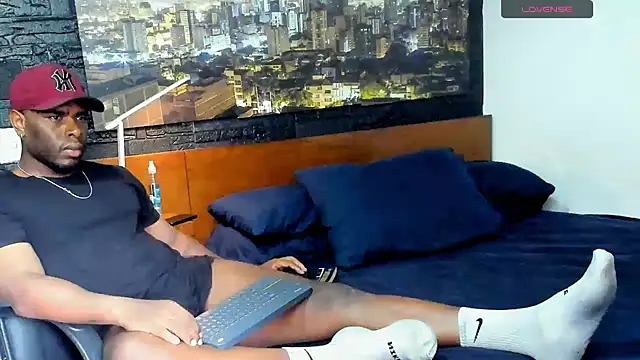Snapshot of thomas_santtos1 chatting on 02/25/25, 09:02 thomas santtos1 online show from 02/25/25, 09:02