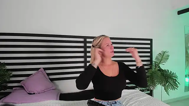 Snapshot of stefanny_ruiz_ chatting on 12/02/24, 12:40 stefanny ruiz online show from 12/02/24, 12:40