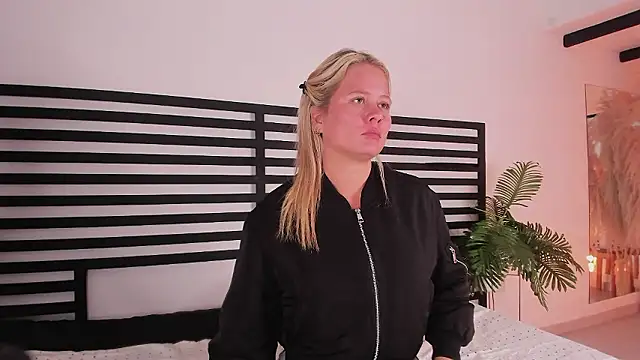 Snapshot of stefanny_ruiz_ chatting on 12/02/24, 03:47 stefanny ruiz online show from 12/02/24, 03:47