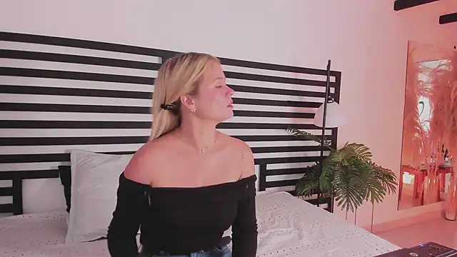 Snapshot of stefanny_ruiz_ chatting on 12/17/24, 12:33 stefanny ruiz online show from 12/17/24, 12:33