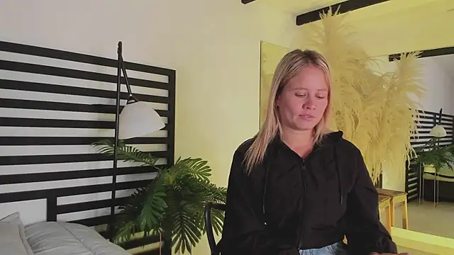 Snapshot of stefanny_ruiz_ chatting on 12/21/24, 12:38 stefanny ruiz online show from 12/21/24, 12:38