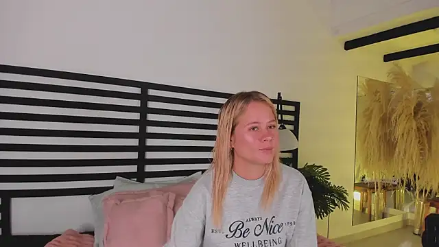 Snapshot of stefanny_ruiz_ chatting on 12/30/24, 12:42 stefanny ruiz online show from 12/30/24, 12:42