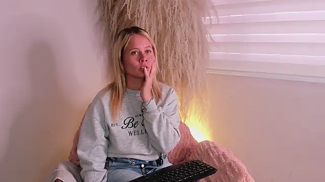 Snapshot of stefanny_ruiz_ chatting on 01/02/25, 03:40 stefanny ruiz online show from 01/02/25, 03:40