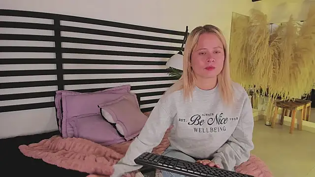 Snapshot of stefanny_ruiz_ chatting on 01/07/25, 12:20 stefanny ruiz online show from 01/07/25, 12:20