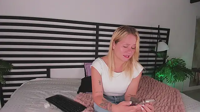 Snapshot of stefanny_ruiz_ chatting on 01/08/25, 12:47 stefanny ruiz online show from 01/08/25, 12:47