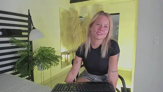 Snapshot of stefanny_ruiz_ chatting on 01/10/25, 12:36 stefanny ruiz online show from 01/10/25, 12:36