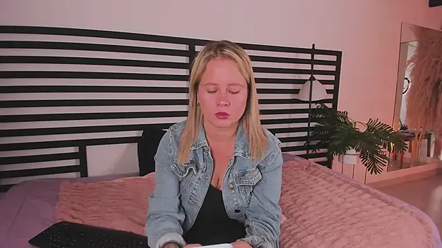 Snapshot of stefanny_ruiz_ chatting on 01/18/25, 12:36 stefanny ruiz online show from 01/18/25, 12:36