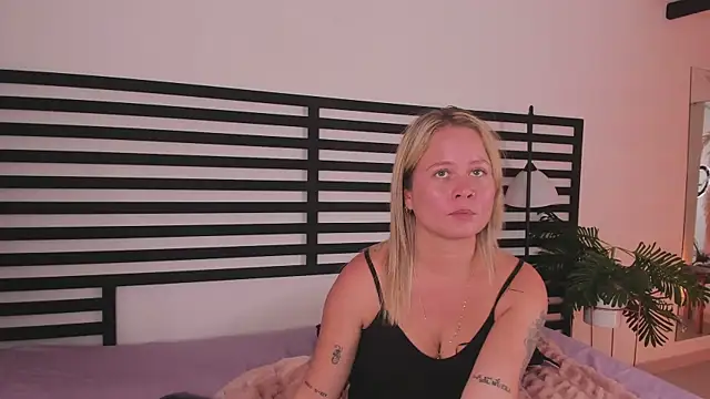 Snapshot of stefanny_ruiz_ chatting on 01/18/25, 03:38 stefanny ruiz online show from 01/18/25, 03:38