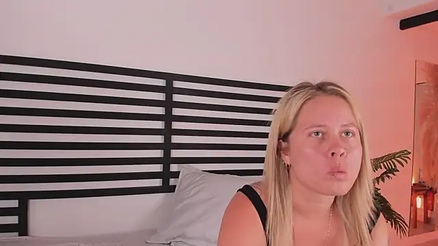 Snapshot of stefanny_ruiz_ chatting on 01/25/25, 03:20 stefanny ruiz online show from 01/25/25, 03:20