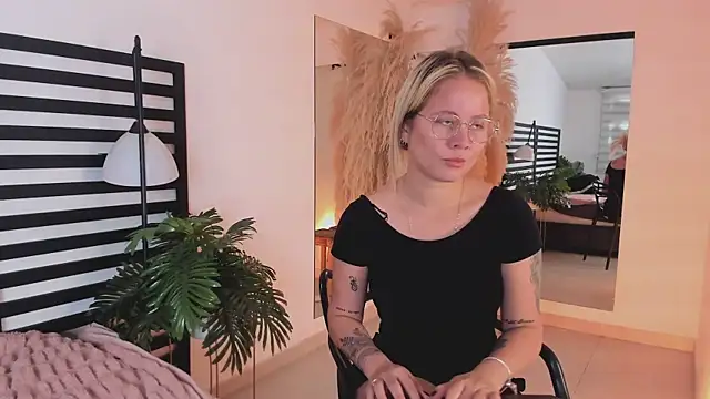 Snapshot of stefanny_ruiz_ chatting on 01/26/25, 02:41 stefanny ruiz online show from 01/26/25, 02:41