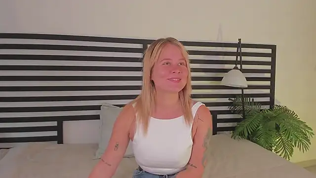 Snapshot of stefanny_ruiz_ chatting on 02/17/25, 12:48 stefanny ruiz online show from 02/17/25, 12:48