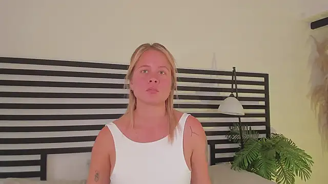 Snapshot of stefanny_ruiz_ chatting on 02/17/25, 03:53 stefanny ruiz online show from 02/17/25, 03:53