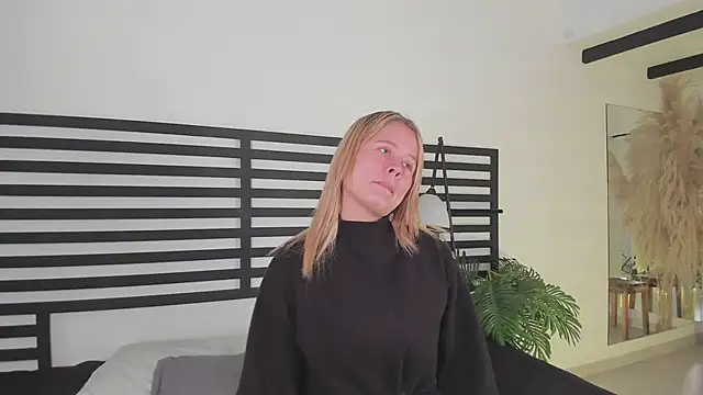 Snapshot of stefanny_ruiz_ chatting on 02/18/25, 12:28 stefanny ruiz online show from 02/18/25, 12:28