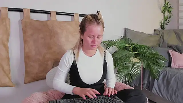 Snapshot of stefanny_ruiz_ chatting on 02/23/25, 02:14 stefanny ruiz online show from 02/23/25, 02:14