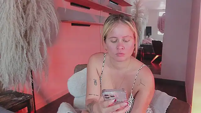 Snapshot of stefanny_ruiz_ chatting on 02/25/25, 02:44 stefanny ruiz online show from 02/25/25, 02:44