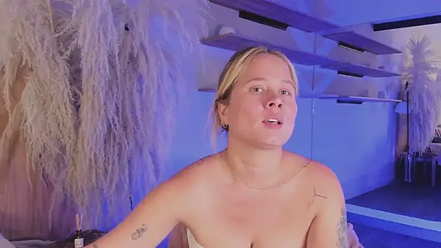 Snapshot of stefanny_ruiz_ chatting on 02/27/25, 03:15 stefanny ruiz online show from 02/27/25, 03:15