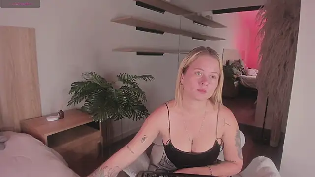 Snapshot of stefanny_ruiz_ chatting on 03/05/25, 12:33 stefanny ruiz online show from 03/05/25, 12:33