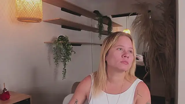 Snapshot of stefanny_ruiz_ chatting on 03/19/25, 12:34 stefanny ruiz online show from 03/19/25, 12:34