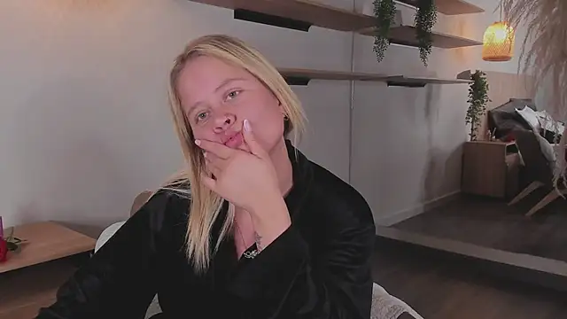 Snapshot of stefanny_ruiz_ chatting on 03/22/25, 03:20 stefanny ruiz online show from 03/22/25, 03:20