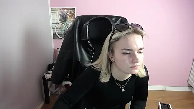Snapshot of viktoria_lovely chatting on 04/29/26, 11:03 viktoria lovely online show from 04/29/26, 11:03