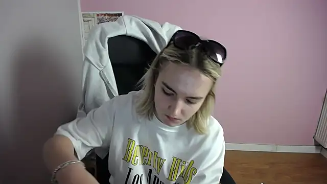Snapshot of viktoria_lovely chatting on 05/20/26, 06:19 viktoria lovely online show from 05/20/26, 06:19