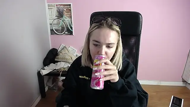 Snapshot of viktoria_lovely chatting on 05/22/26, 06:20 viktoria lovely online show from 05/22/26, 06:20