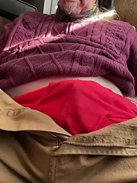 Snapshot of Helmut1971 chatting on 12/21/25, 03:41 Helmut1971 online show from 12/21/25, 03:41