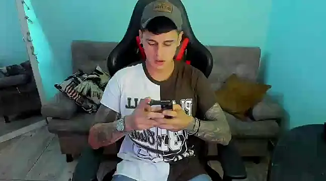 Snapshot of E_Moon chatting on 12/30/24, 05:04 E Moon online show from 12/30/24, 05:04