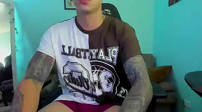 Snapshot of E_Moon chatting on 01/01/25, 10:24 E Moon online show from 01/01/25, 10:24