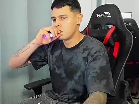 Snapshot of E_Moon chatting on 09/18/25, 02:57 E Moon online show from 09/18/25, 02:57