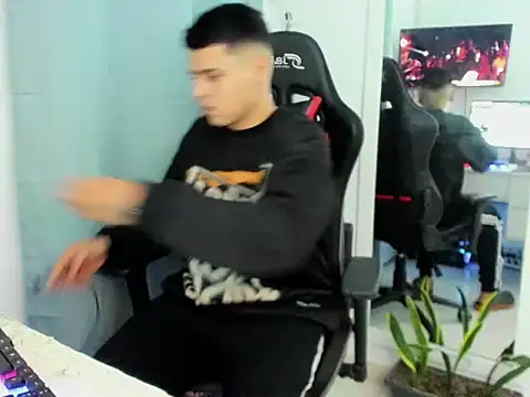 Snapshot of E_Moon chatting on 11/04/25, 04:22 E Moon online show from 11/04/25, 04:22