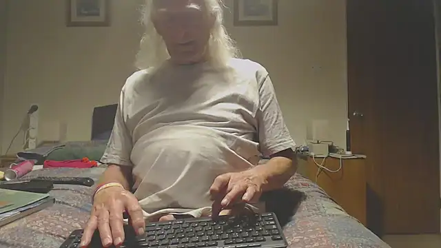 Snapshot of WaverlyKernow chatting on 04/24/26, 07:27 WaverlyKernow online show from 04/24/26, 07:27