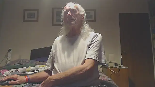 Snapshot of WaverlyKernow chatting on 04/25/26, 07:11 WaverlyKernow online show from 04/25/26, 07:11