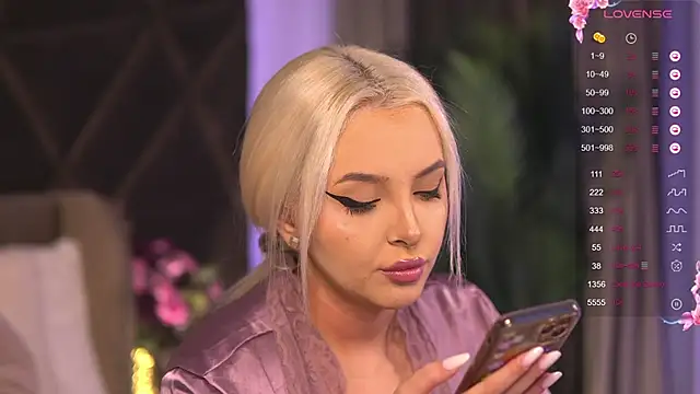 VictoriaMorrone online show from 02/11/25, 10:26