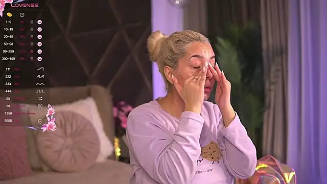 VictoriaMorrone online show from 02/23/25, 01:32