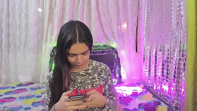 Snapshot of Megan_Miles02 chatting on 12/20/24, 08:28 Megan Miles02 online show from 12/20/24, 08:28