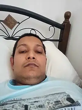 Snapshot of daddylove87 chatting on 09/18/25, 01:35 daddylove87 online show from 09/18/25, 01:35