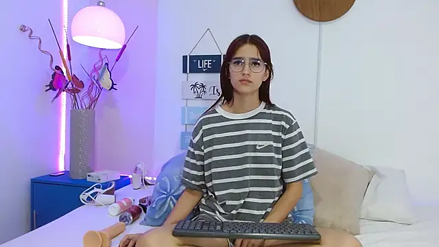 Snapshot of MelodyMansson chatting on 01/21/25, 08:21 MelodyMansson online show from 01/21/25, 08:21