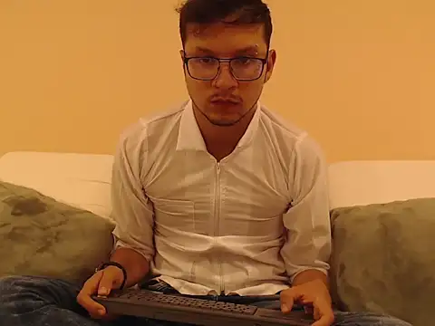 Snapshot of andy_loverxx chatting on 04/10/26, 01:44 andy loverxx online show from 04/10/26, 01:44