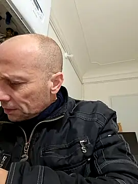 Snapshot of wedge75 chatting on 12/23/25, 09:18 wedge75 online show from 12/23/25, 09:18