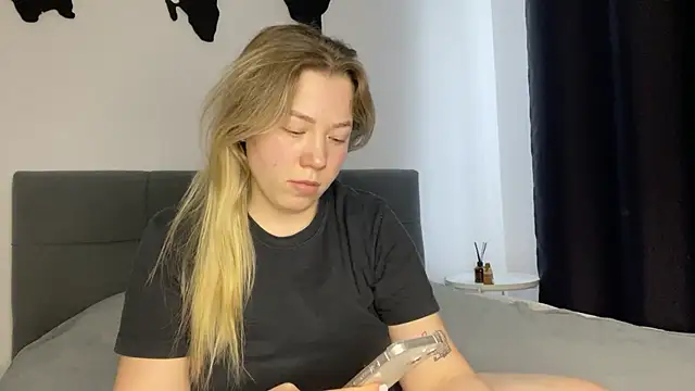 Embersweetbunny online show from 02/18/25, 02:27