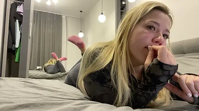 Embersweetbunny online show from 10/22/25, 04:13