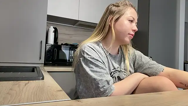 Embersweetbunny online show from 11/18/25, 09:36