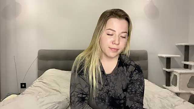 Embersweetbunny online show from 01/07/26, 06:43