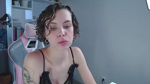 Snapshot of milly_ross chatting on 12/23/24, 08:00 milly ross online show from 12/23/24, 08:00