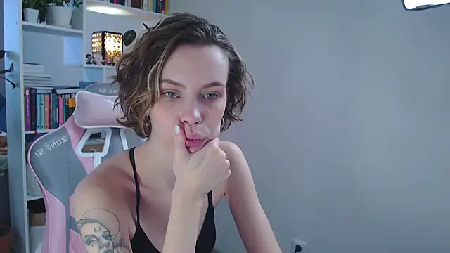 Snapshot of milly_ross chatting on 01/12/25, 07:21 milly ross online show from 01/12/25, 07:21