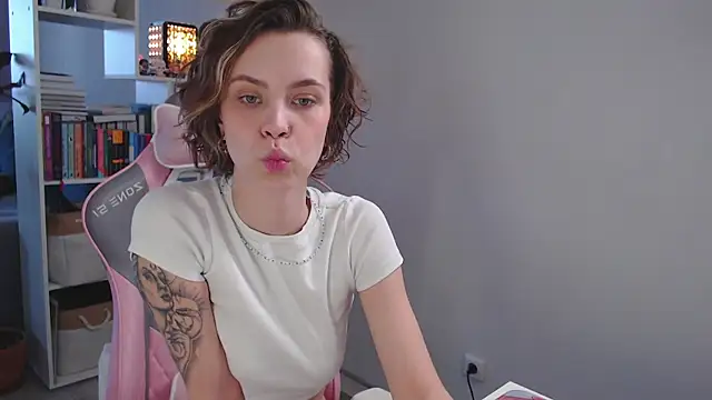 Snapshot of milly_ross chatting on 01/14/25, 07:06 milly ross online show from 01/14/25, 07:06