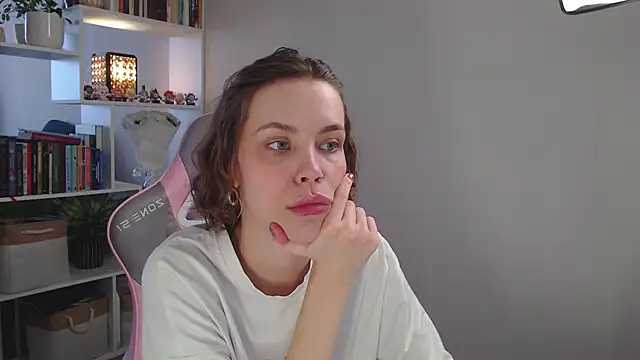 Snapshot of milly_ross chatting on 02/14/25, 08:10 milly ross online show from 02/14/25, 08:10