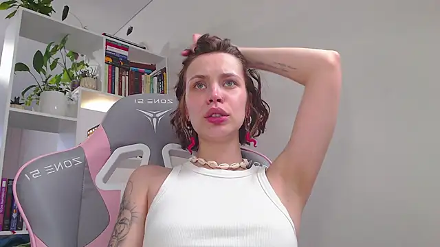 Snapshot of milly_ross chatting on 02/16/25, 10:43 milly ross online show from 02/16/25, 10:43